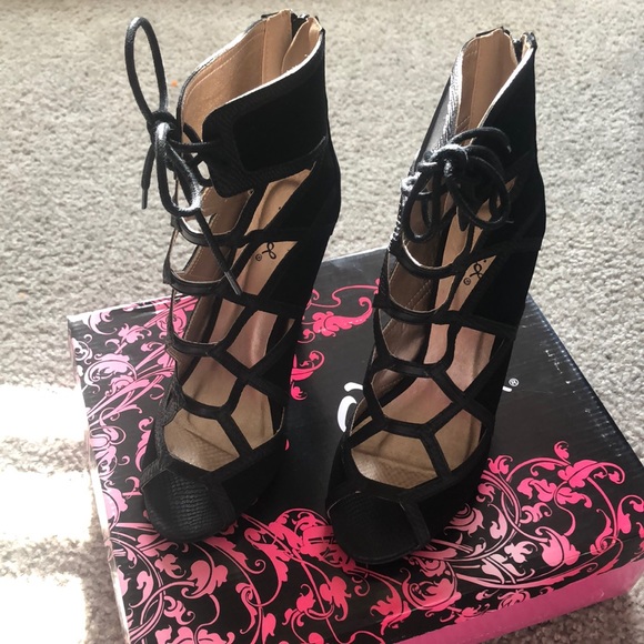 Black Heels - Picture 6 of 6